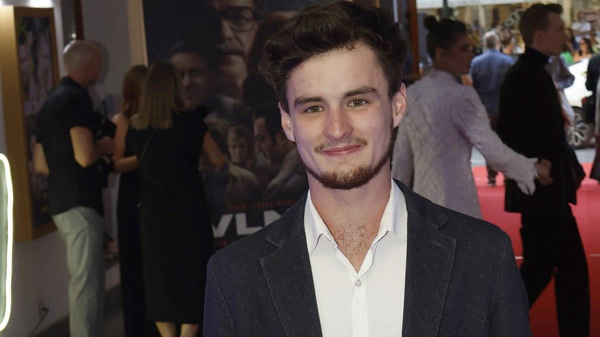 Ondřej Stupka je malý herec s velkým srdcem. Proslavily ho Vlny