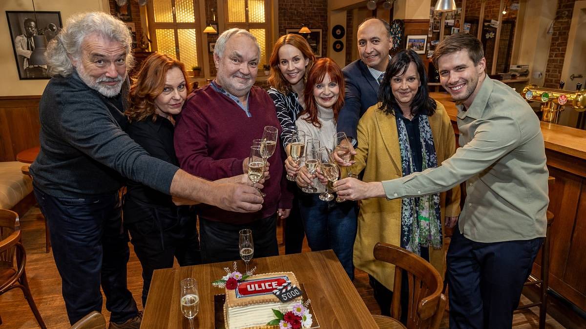 5000 epizod: Ulice slaví další milník stylově. Tohle jí herci popřáli 5000 epizod: Ulice slaví další milník stylově. Tohle jí herci popřáli
