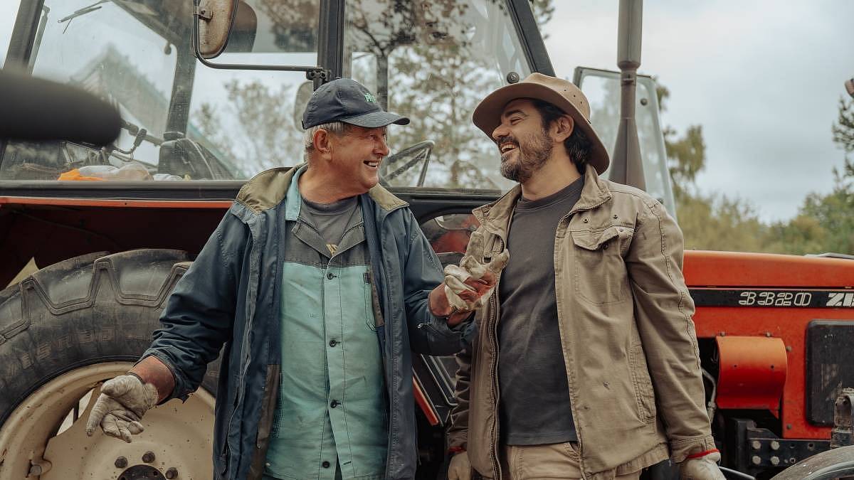 Bezedné záhony, čolci, kuňky a maringotka – survival na Farmě Vojty Kotka Bezedné záhony, čolci, kuňky a maringotka – survival na Farmě Vojty Kotka