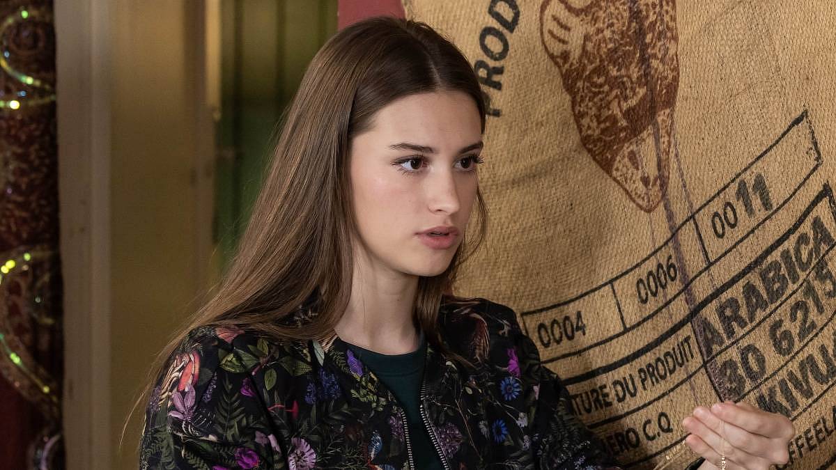 Ulice: Dívka si užívá lásku a zatím nevidí nebezpečí, které se na ni chystá