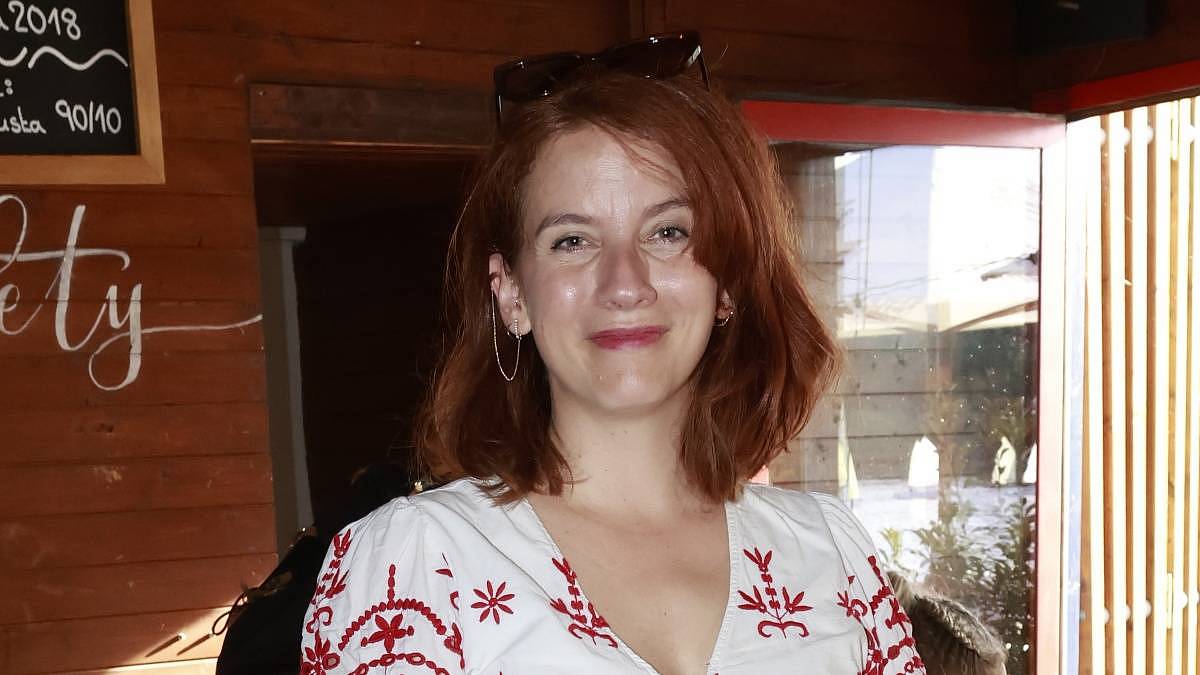 Ulice už pro ni ztrácela kouzlo. Září na jevišti a chlapa má prý hledat na seznamce