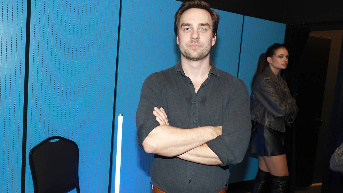 Syn moderátora Petra Rychlého září v Nočním operatérovi