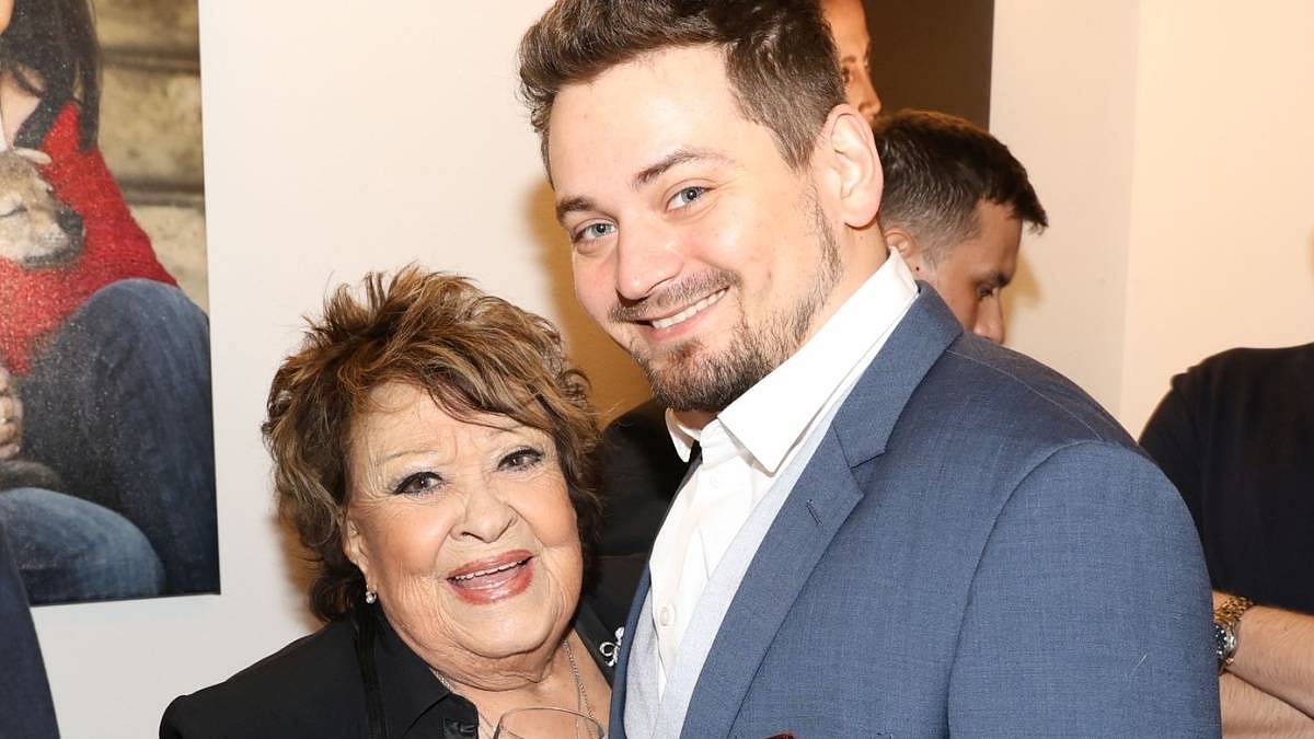 Prababička Jiřina Bohdalová se raduje z narození Toníčka