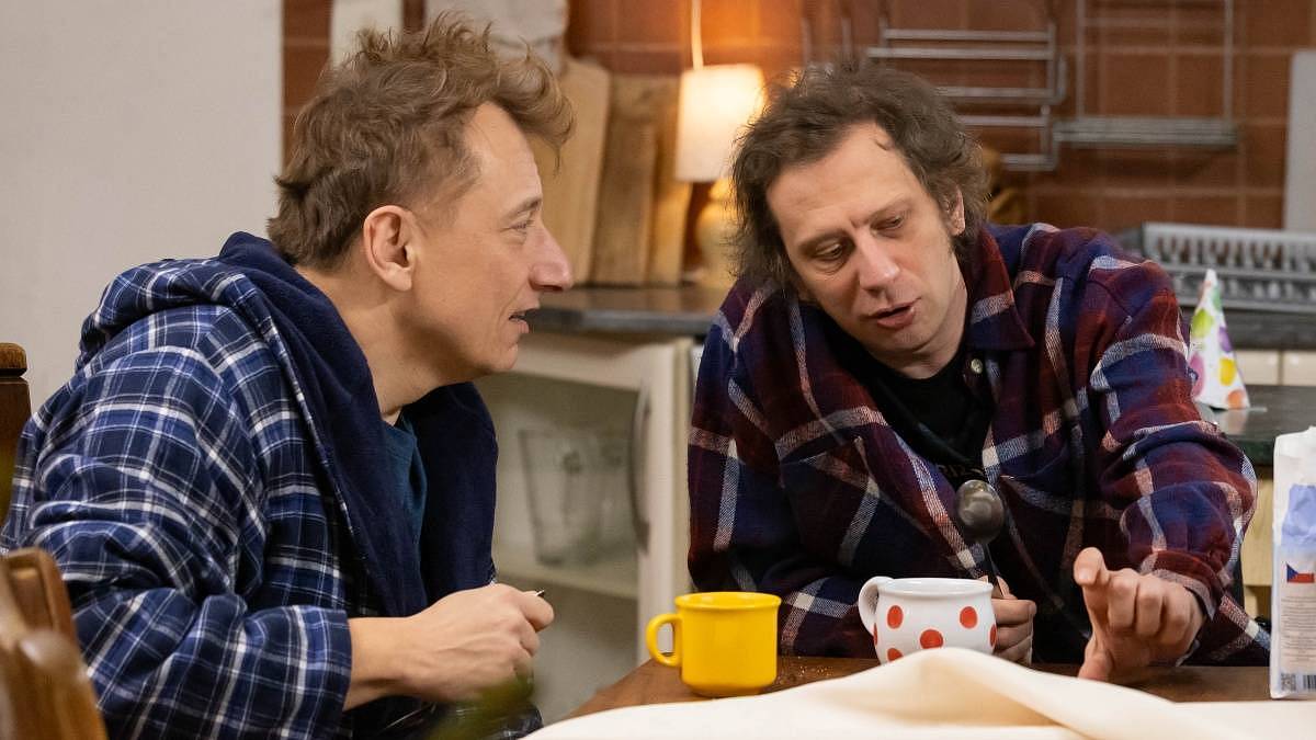 Silvestr Lukáše z Ulice: O půlnoci chodí krmit ovce, žena ujíždí se psím spřežením