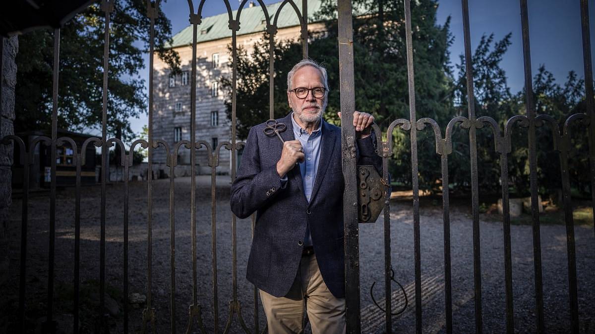 Uvařte si čaj do svátečního hrnku a sledujte, jaké to je narodit se do postýlky s nebesy a s modrou krví