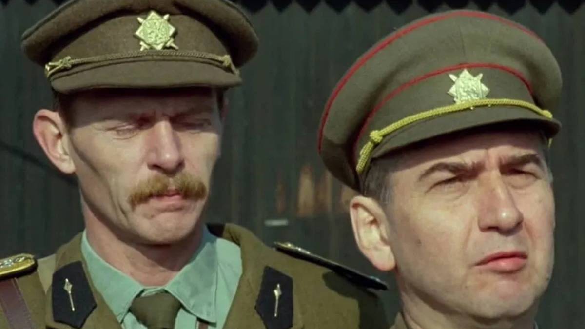 Do očí bijící chyby ve filmu Černí Baroni. Kdo byl na vojně, musel si jich všimnout hned