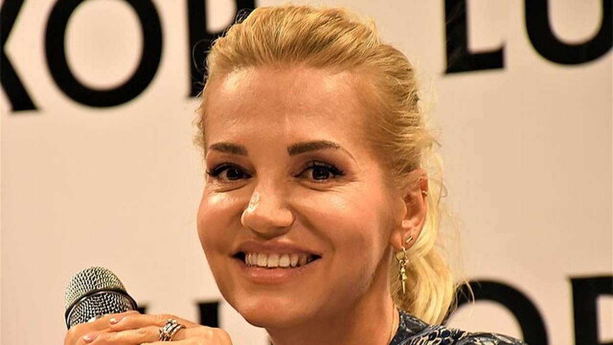 Nahlédněte, jak bydlí Dara Rolins: Bazén s výhledem a svítící vana obložená zlatem. Větší luxus jste neviděli