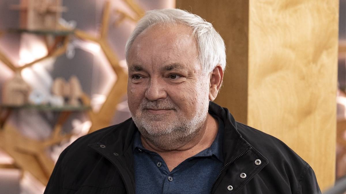 Dnes slaví 62. narozeniny naprostá legenda Ulice. Diváci si stěžují, že z něj Nova dělá hlupáka