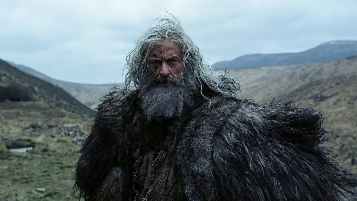 Hugh Jackman jako Robin Hood ukazuje legendu bez příkras. Temné, krvavé a intimní