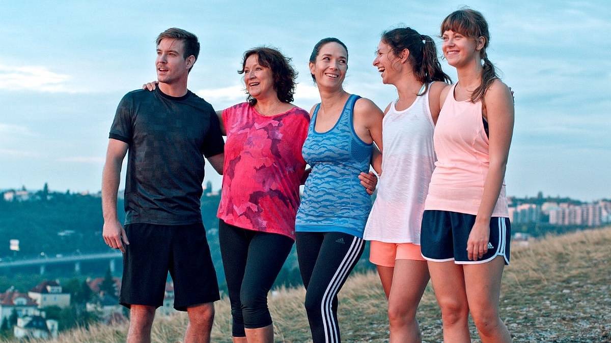 Zítra večer se celé Česko seběhne u televize: Prima vysílá nejvtipnější rodinnou komedii všech dob