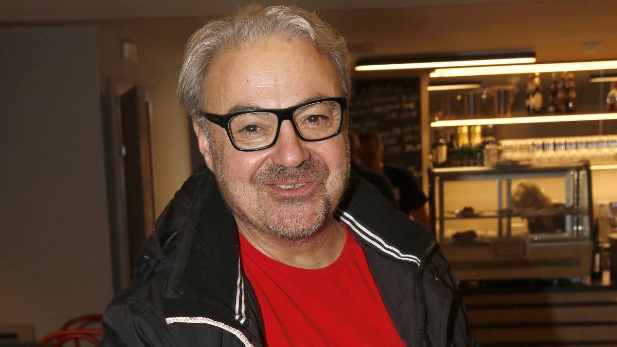 Nahlédněte, jak bydli Martin Zounar. Na okraji Prahy si postavil luxusní „kostku ledu"