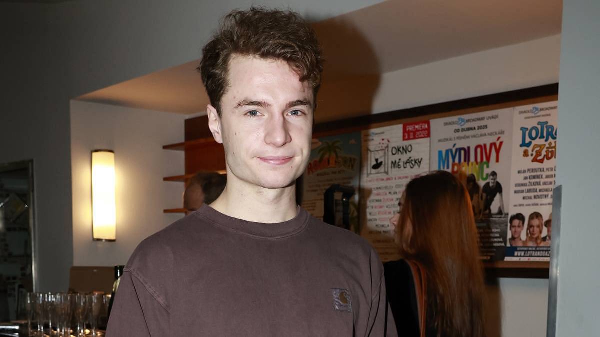 Oskar Hes už nebydlí s mužem, ale byt konečně sdílí se svou krásnou přítelkyní