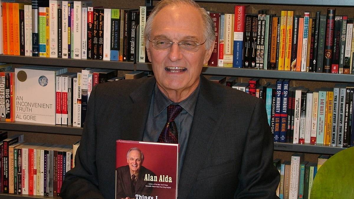 Alan Alda, Hawkeye Pierce z M.A.S.H., slaví 90. narozeniny. Neuvěříte, jak vypadá, a do čeho se zase pustil