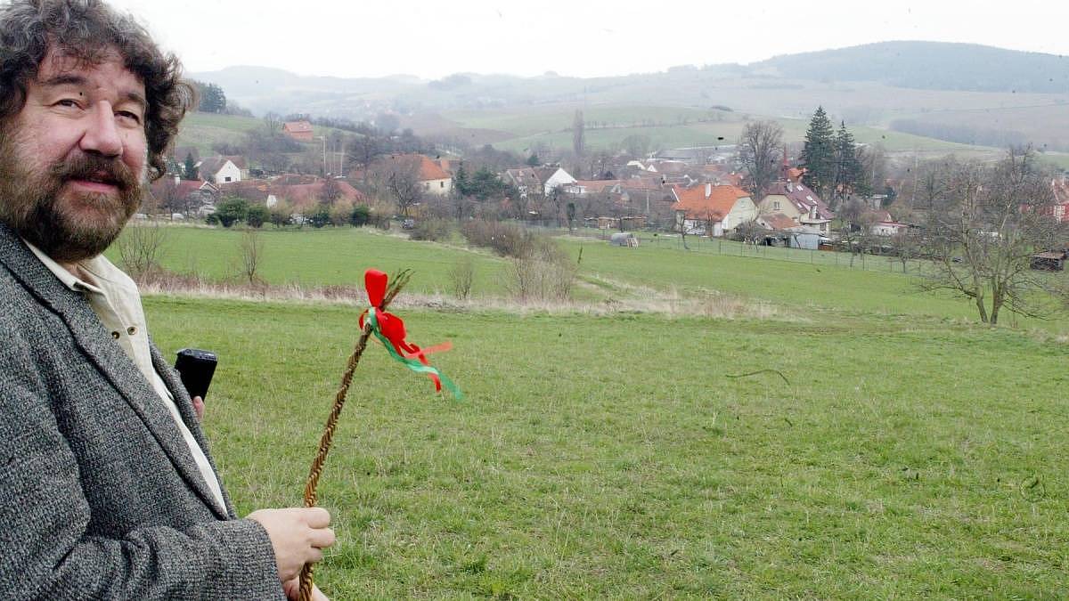 Jiří Troška nedá se na stará kolena odstěhoval do Hoštic. Obývá podkroví plné světla v domku ze Slunce, seno