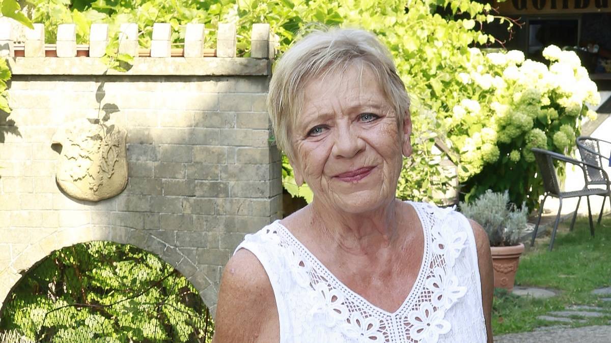 Rozkošné bydlení Jaroslavy Obermaierové. Ráj z roku 1905 opravila s láskou a za minimum. Srdcem chaty je prostá kuchyň