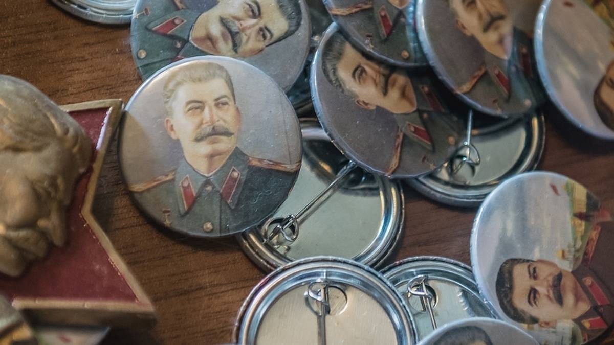 Zítra večer se celé Česko potrhá smíchy u obrazovky. Nova Cinema vysílá film, který rozzuřil Rusy a ve světě ho zakázali