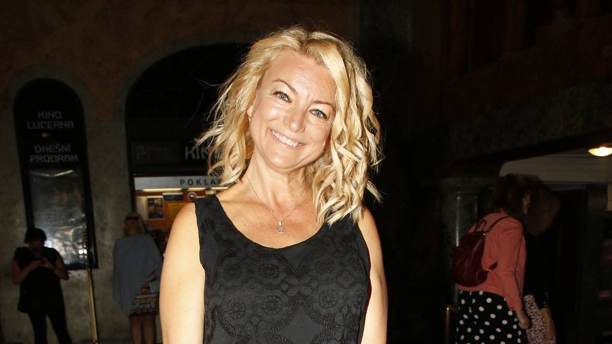 Píšťalka z Básníků slaví 55. narozeniny. Podívejte, jak nádherně Eva Vejmělková vypadá