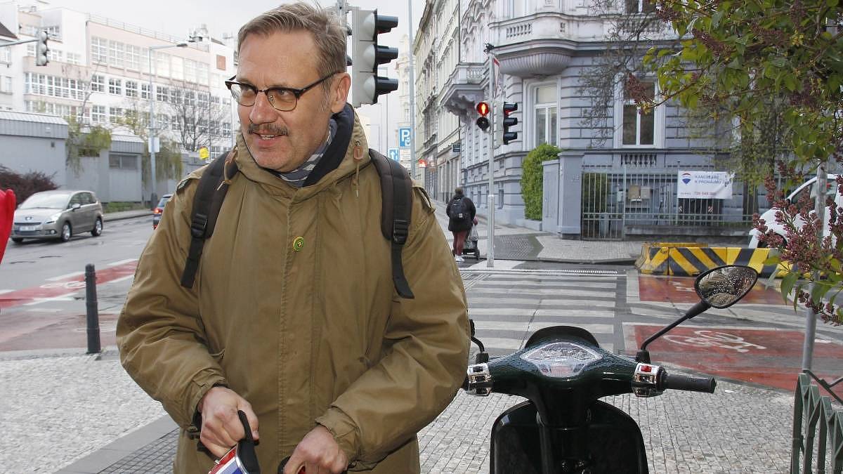 David Matásek zrekonstruoval chalupu postavenou ze dvou železničních vagónů. Nahlédněte, jak úžasné místo vytvořil