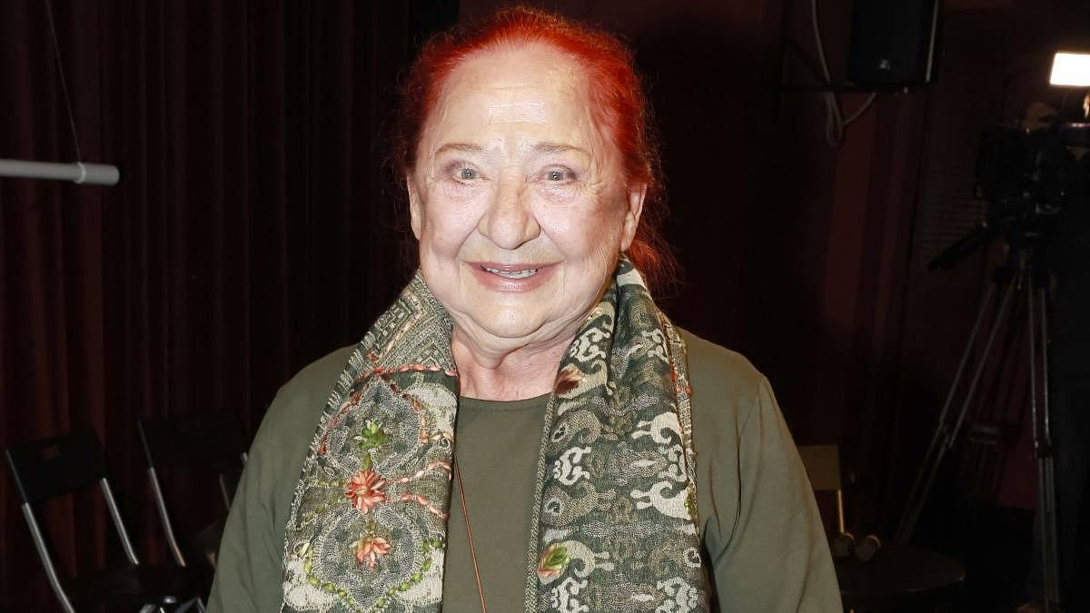 Tato herečka má výraznou barvu hlasu i vlasů. Poznáte ji?