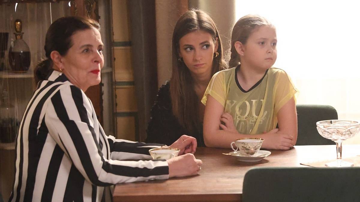 Drbárna ze Strání – Kamarádi: Na zámku se slaví a Majer jásá. Bude to kluk!