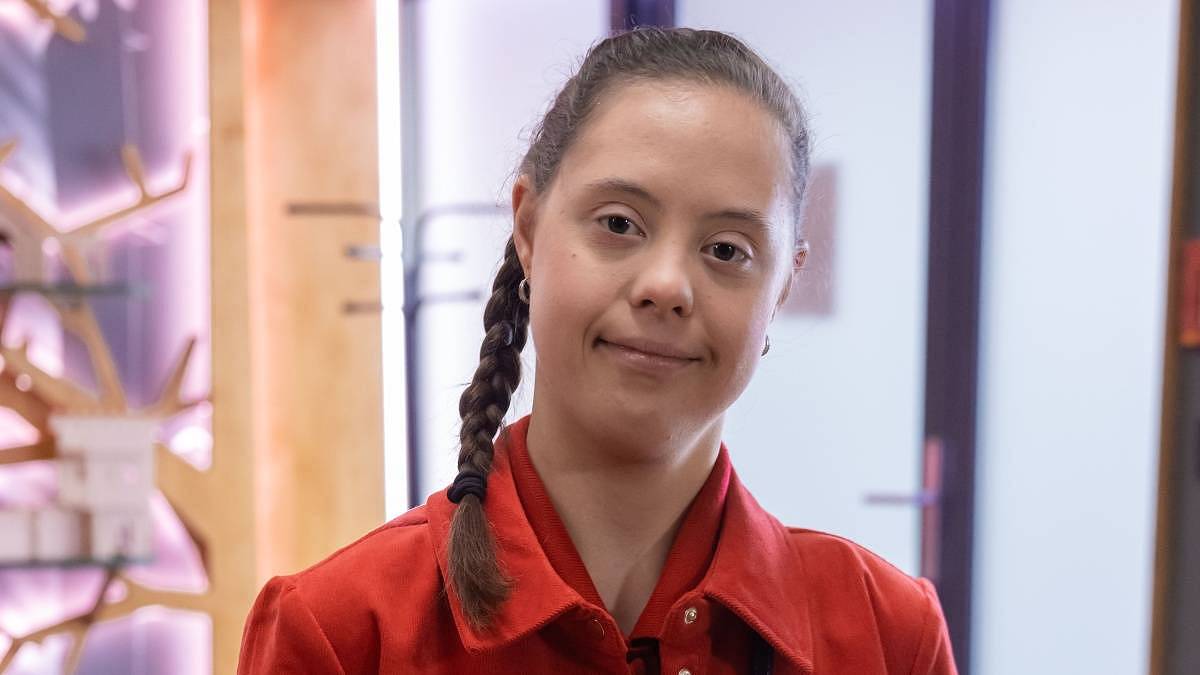 Do Ulice vstupuje Vašíkova přítelkyně. Utekla z ústavu. Herci jsou partnery i ve skutečném životě. Diváci jásají