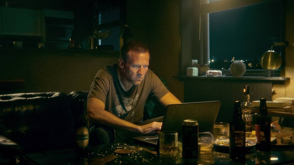 Tuto detektivku diváci vystřelili na hvězdné nebe Netflixu. Teď přichází nová série – je ještě lepší a drsnější