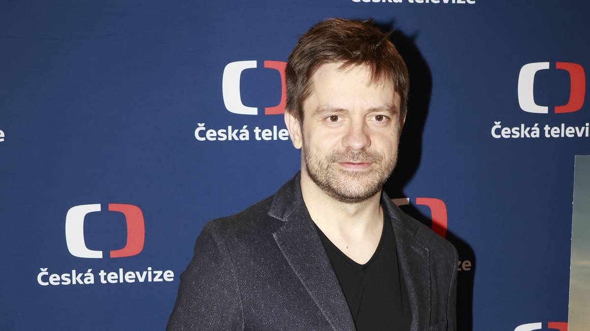 Nahlédněte do pražského bytu herce Jiřího Mádla. Luxus nečekejte, najdete pohodu, surové materiály a odhalené cihly