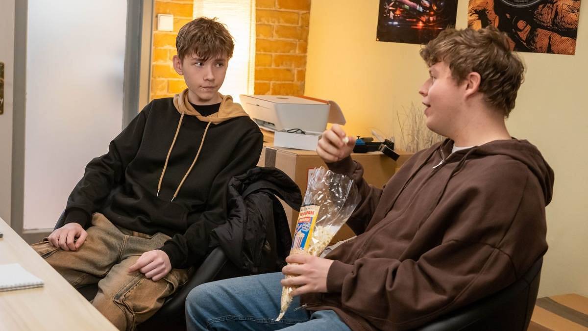 Dnes v Ulici: Erik zazdí rande s Natálkou a dá přednost vyšetřování a holky zapomenou na narozeniny Adély