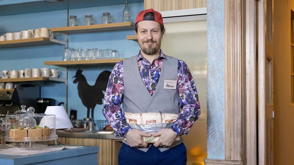 Mário z Ulice slaví narozeniny. Už má věk, kdy by mohl přestat vymýšlet koniny