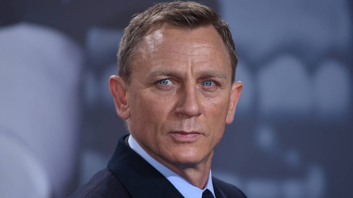 Daniel Craig výrazně omládl: Shodil vlasy a šel řešit do vězení Cilliana Murphyho