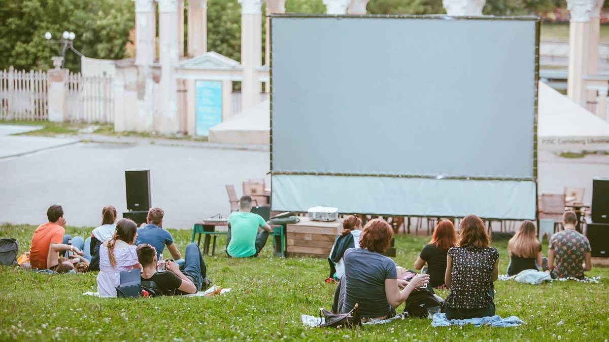 Letní kina otevřela pomyslné dveře, návštěvníky ale zvou nejen na filmy