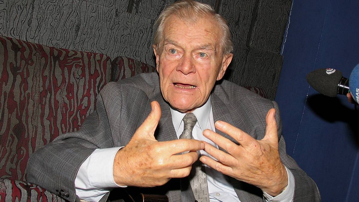 Poslední přání legendárního herce dojalo celé Česko. Do rakve chtěl láhev vína a na pohřeb zakázal černou