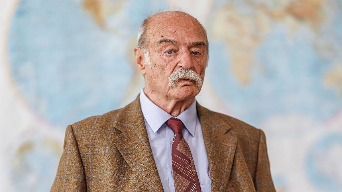 Ulice: Trestuhodné, chtít po studentech, aby se učili. Kalina dělá starosti kolegům. Herec slaví narozeniny
