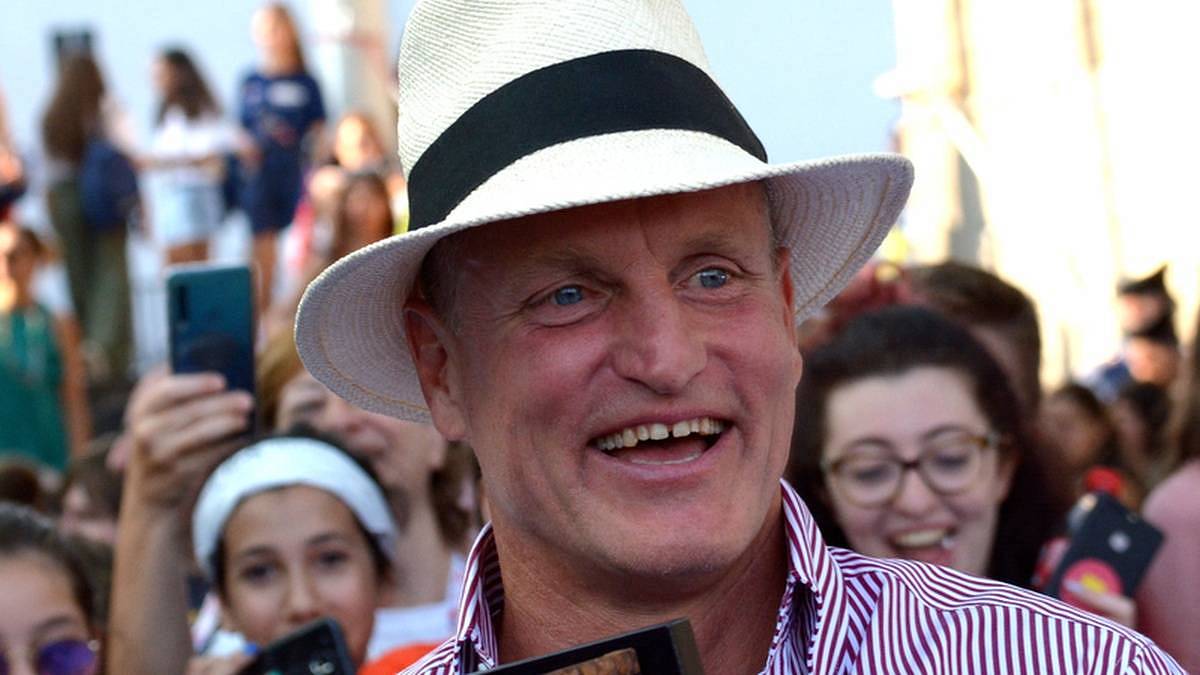 Seriál Jako bratři míří na obrazovky: McConaughey a Harrelson hrají sami sebe v seriálu na základě klepů o jejich příbuzenství
