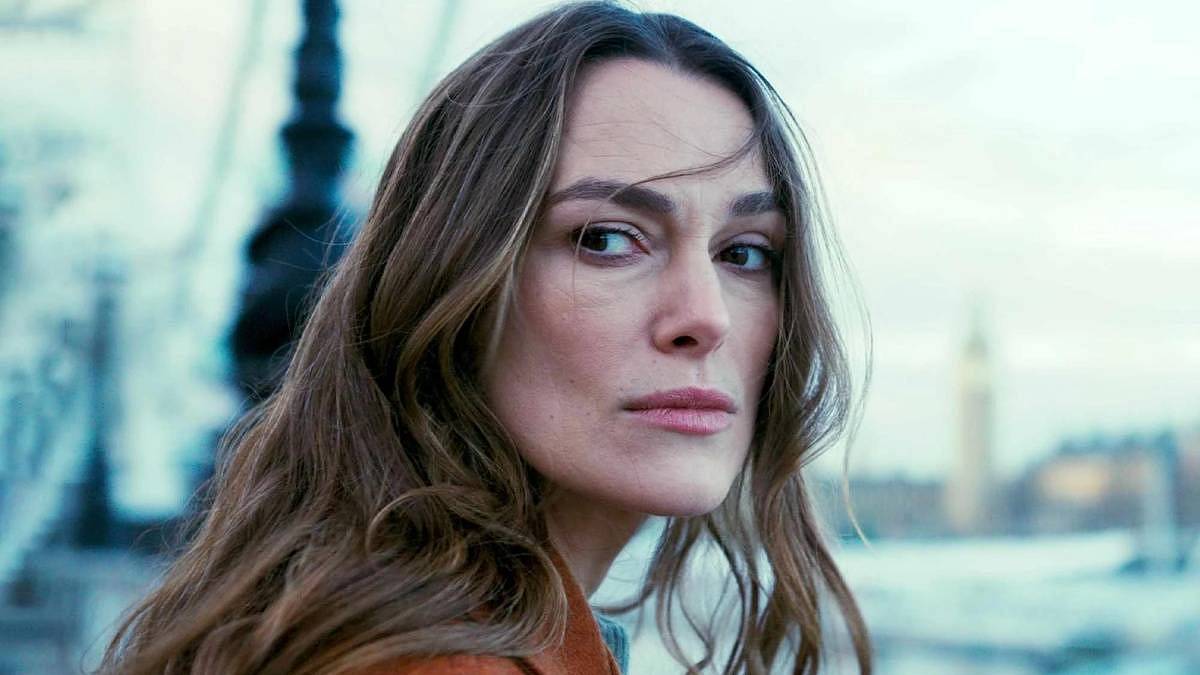 Manžel míří do Downing Street, ona dál pracuje jako špionka. Tajemný thriller s Keirou Knightley se vrací
