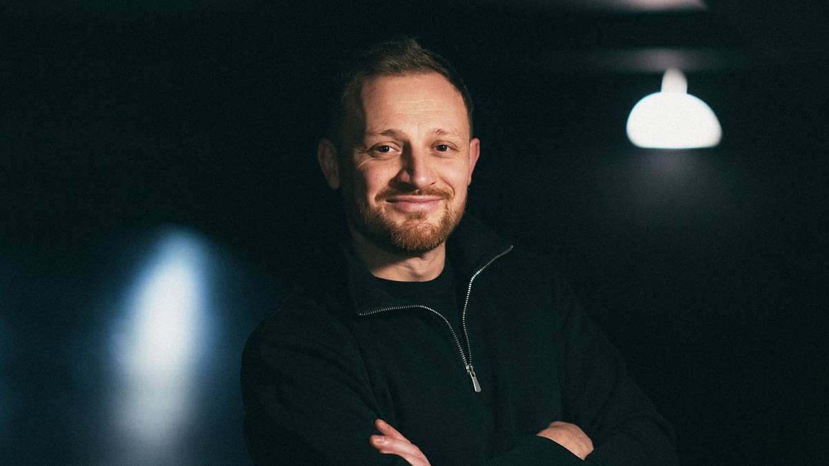 EXKLUZIVNÍ ROZHOVOR s Alešem Petrášem: Od McMurphyho přes Profesora T. k dabingu. Role, které ho změnily, a cesta dál