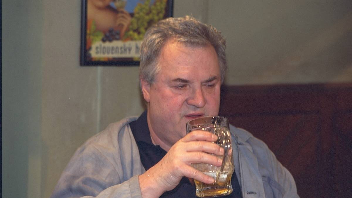 Seriál Hospoda rozhodně nebyl první. A jeden herec u stolu se štamgasty fakt nerad seděl