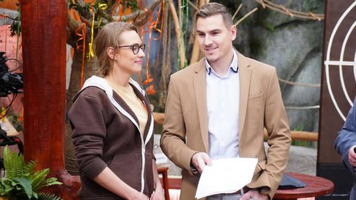 Drbárna ze ZOO: Kristýna se hodila do gala a skočila po Albertovi rovnou v kanceláři Drbárna ze ZOO: Kristýna se hodila do gala a skočila po Albertovi rovnou v kanceláři