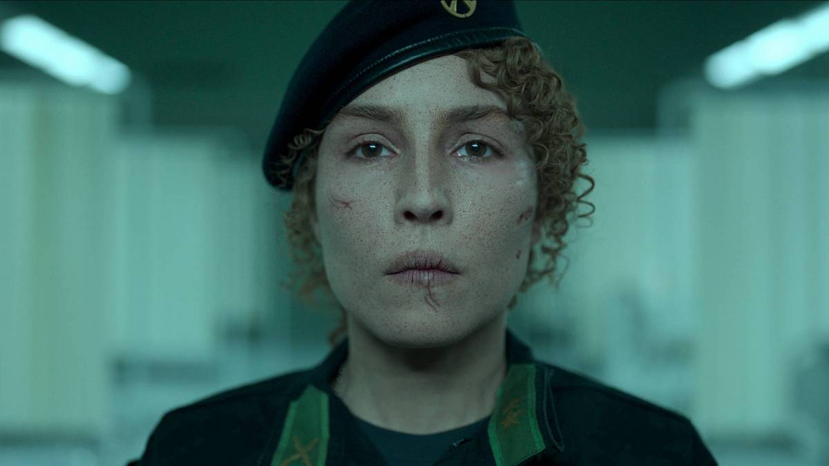 Pecka na Netflixu: Černý krab představí Noomi Rapace, jak se snaží přepravit záhadný balíček v postapokalyptickém světě