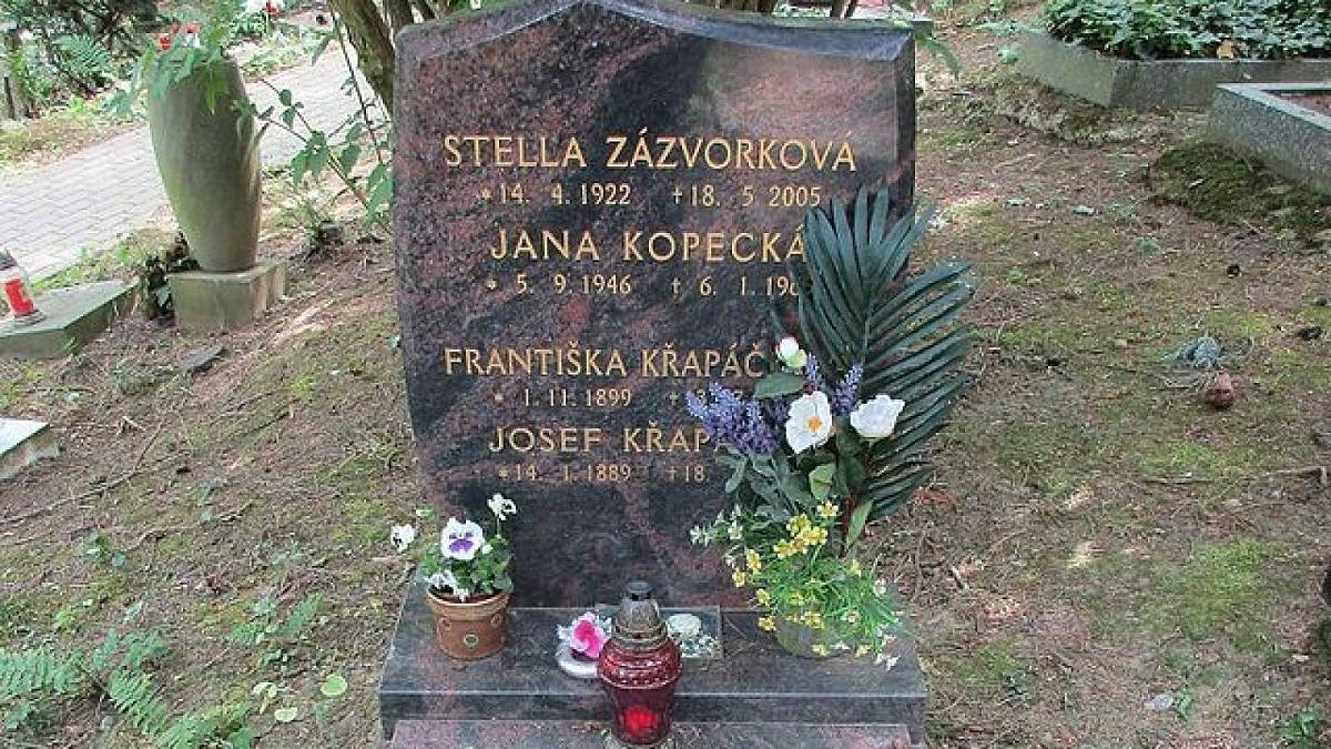 Pavlačová drbna, aktivní babička nebo rázná manželka: Stella Zázvorková baví v komediích diváky i dnes