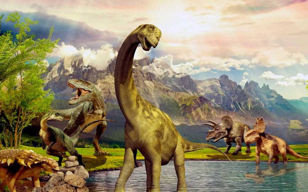 Jurský svět (2015): Scéna, kde se hlavní hrdinové potírají dinosauřím trusem, byla nakonec vystřižena.