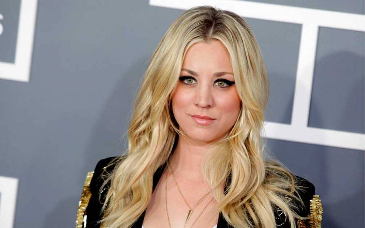 Kaley Cuoco v novém seriálu září jako letuška obviněná z vraždy. Podařilo se jí vymanit z role Penny? Kaley Cuoco v novém seriálu září jako letuška obviněná z vraždy. Podařilo se jí vymanit z role Penny?