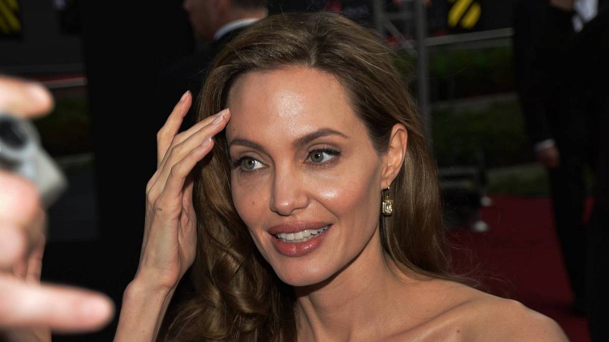 Křehká, rafinovaná, ale také ostrá jako břitva: Angelina Jolie 3x na Netflixu