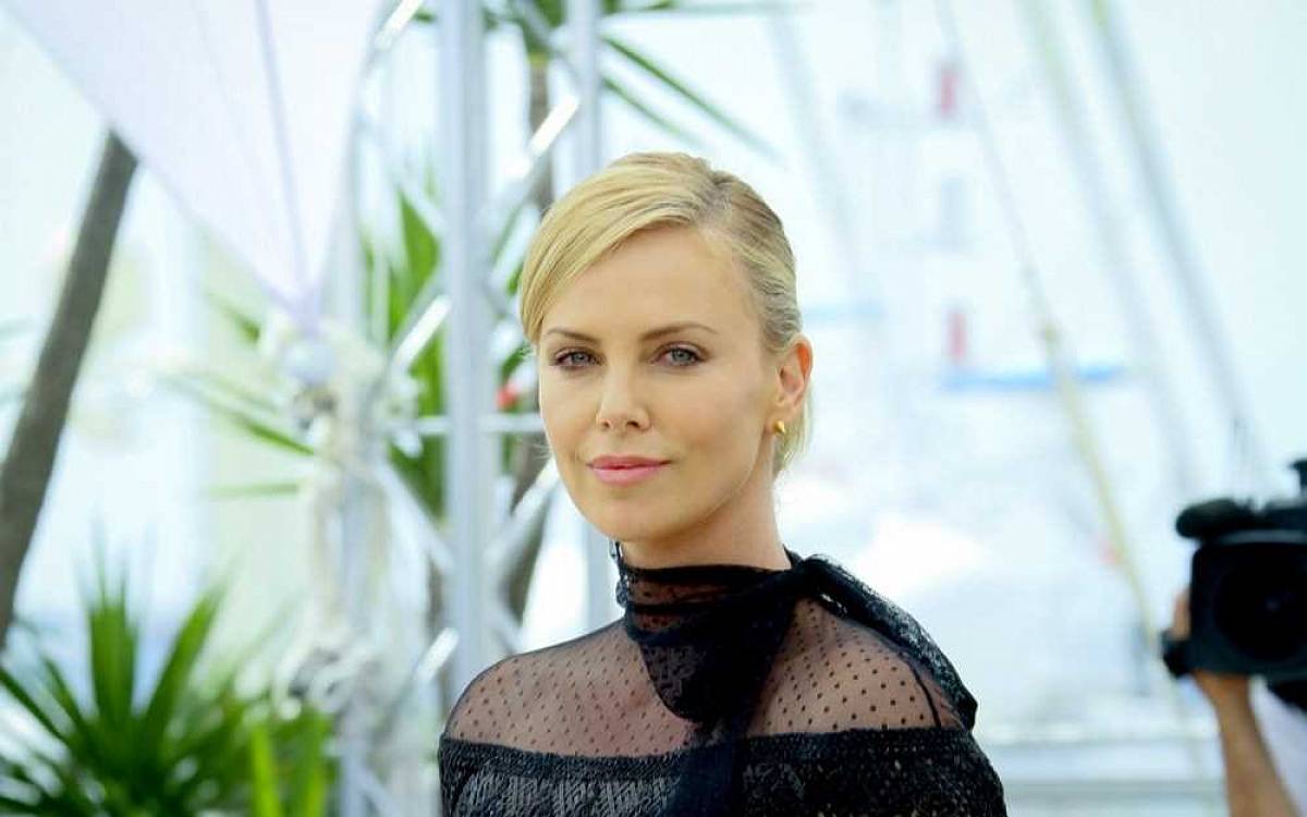 Charlize Theron slaví narozeniny. První žena z jihoafrické republiky, která získala Oscara za "nejzrůdnější" roli