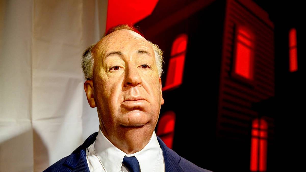 Král hororů a jeden z prvních, co nás nechal napínavě čekat na vyvrcholení děje: Alfred Hitchcock