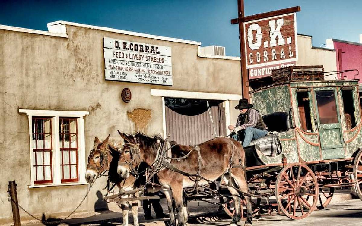 WYATT EARP: farmář, lovec bizonů, horník, vyhazovač v baru, ochránce zákona a pistolník