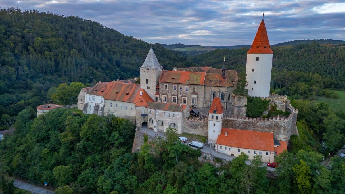 Zrádci přitvrzují: Do hry míří lidé, kteří už dávno vědí, jak se lže s úsměvem