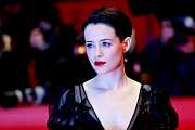 Kdo je Claire Foy alias Alžběta II. ze seriálu Koruna Kdo je Claire Foy alias Alžběta II. ze seriálu Koruna