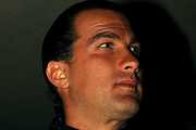 Nadutec, bigamista, herec, muž zákona, ochránce přírody, mistr bojových umění – to vše a mnohem více je Steven Seagal Nadutec, bigamista, herec, muž zákona, ochránce přírody, mistr bojových umění – to vše a mnohem více je Steven Seagal