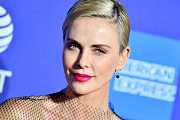 Old Guard - Nesmrtelní: Charlize Theron v roli krásné a nebezpečné Andy nic nezastaví. Film sledujte na Netflixu Old Guard - Nesmrtelní: Charlize Theron v roli krásné a nebezpečné Andy nic nezastaví. Film sledujte na Netflixu